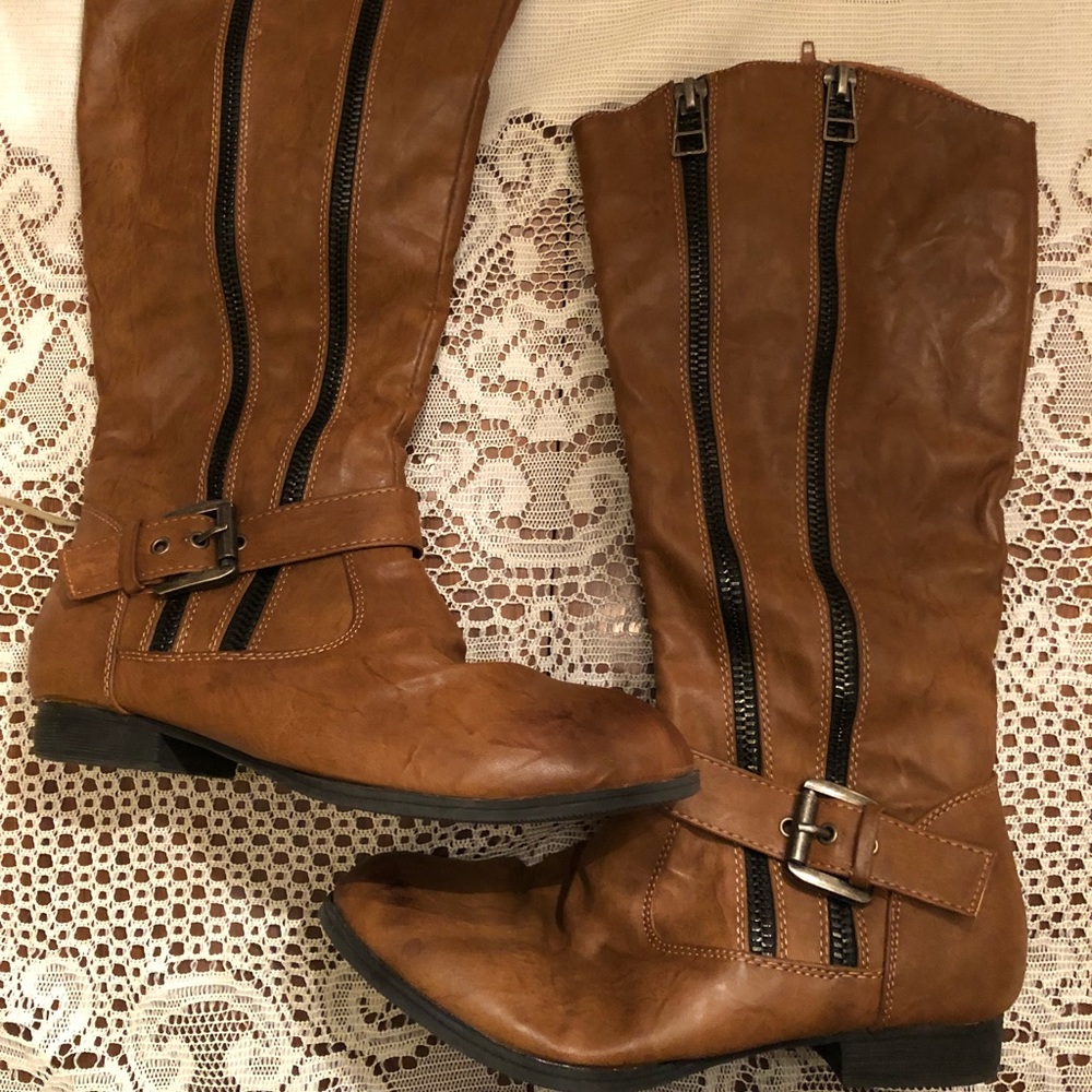 Adorable zipper detail boots